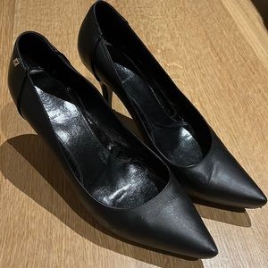 Fendi black pointy toe pumps